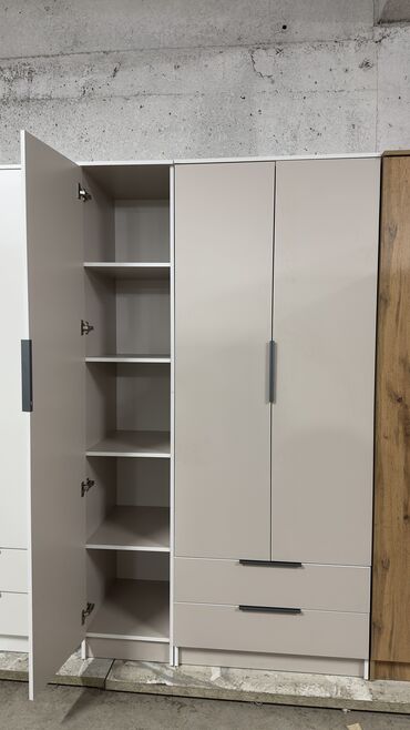 Шкафы для одежды: Качество на первом месте! Прослужит вам долгие годы! Трехдверный шкаф — 10