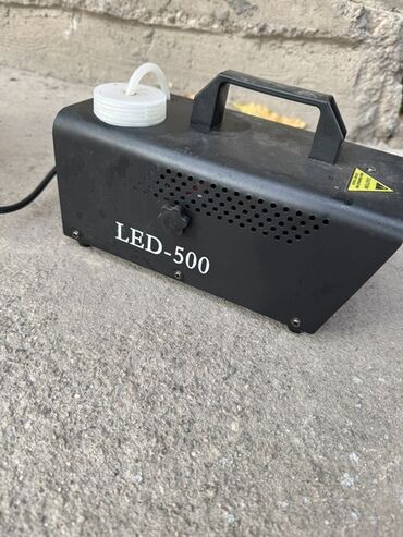 тяжелый дым генератор: Дым-машина LED-500 с подсветкой Сухой туман - Компактная модель с