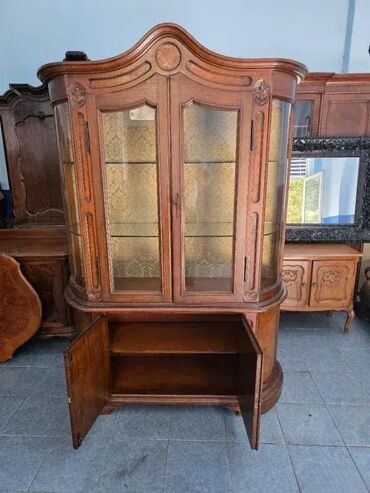 Stilske vitrine: Prelepa vitrina u odlicnom stanju. Visina 210 cm Sirina 150 cm Dubina — 10