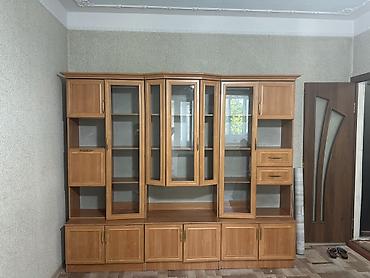 study table: Стенка-гостиная из ЛДСП в тёплом оттенке дуба с витринами — 3