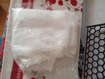 Vazalar: Ağ rəngli dekorativ pərdə dəsti - Material: nazik, yüngül parça