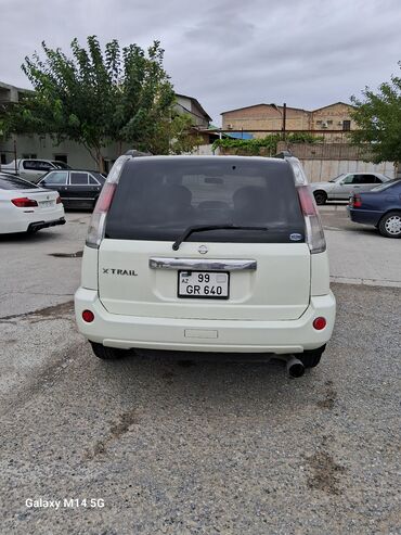 Nissan: Ağ rəngli kompakt krossover/SUV. Xüsusiyyətlər: - Kuzov: 5 qapılı — 13