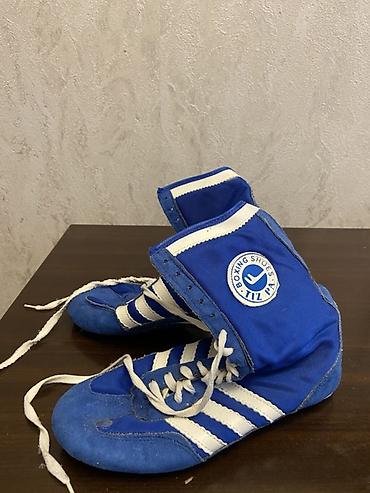 boks krasovkası: Məhsul: Boks üçün idman ayaqqabısı (high-top) Təsvir: - Marka/loqo — 2