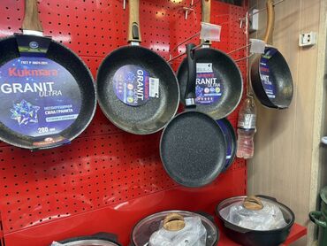 Кастрюли: Набор эмалированных кастрюль и другой посуды, украшенной — 13