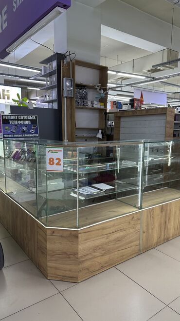 продаю бишкек: Продается торговая точка, сотовые аксессуары.со всеми оборудованием