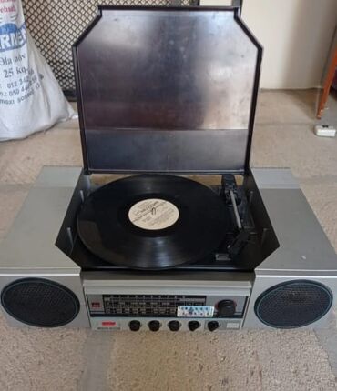 Mikrofonlar: Retro vinil pikap və radio kombinə qurğu - Üst qapaqlı vinil pikap