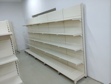 Masalar: Ağ rəngdə olan bu ticarət rəfləri mağazanız və ya anbarınız üçün əla
