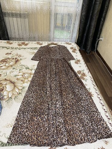 размер 46 48 платье: Продаю длинное леопардовое платье в размере S-M, производство Италия