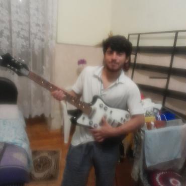 Elektrik gitara – retro üslublu korpus və ön paneldə bir neçə