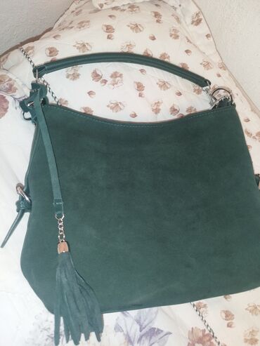 продаю спортивную сумку: Сумочка новая цвета Изумруда,натур замша,ооочень Красивая.Среднего