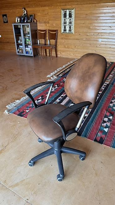 Ofis mebeli: Ofis kreslosu – təkərli, tənzimlənən model - Material: qəhvəyi rəngli — 1