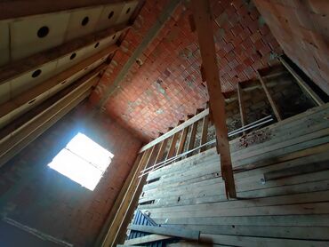 Həyət evləri və villaların satışı: Təcili Satılır : 39000 Azn

1.5 sotun içində

 Evin Ümumi sahəsi 95 kv — 6