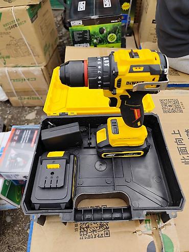 dewalt: Аккумуляторная дрель-шуруповерт в кейсе. Особенности: - Патрон — 1
