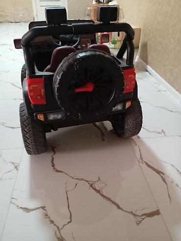 elektrik sukuti: Uşaq üçün elektrikli off-road maşın – qırmızı rəngdə, jeep üslubunda — 5