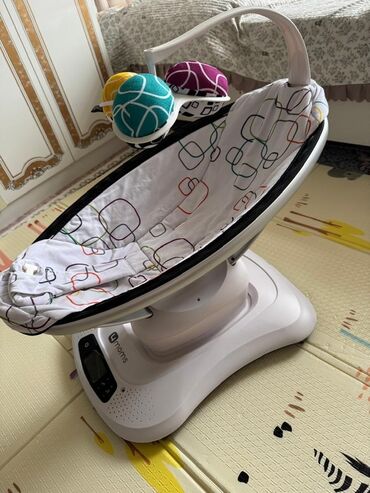 Детские шезлонги: Детское кресло-качалка 4moms MamaRoo. Белая основа с мягким сиденьем