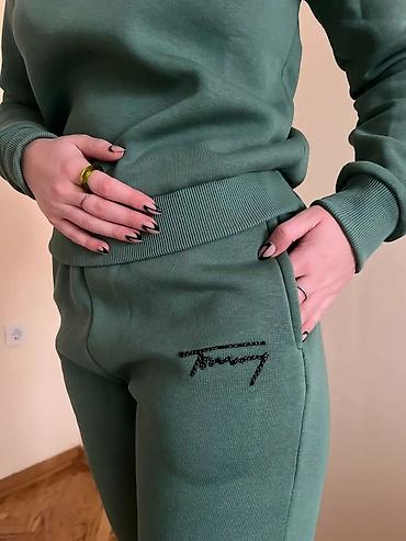 Gornji i donji deo: Ženski komplet trenerke – duks i donji deo - Model: duks sa visokim — 5