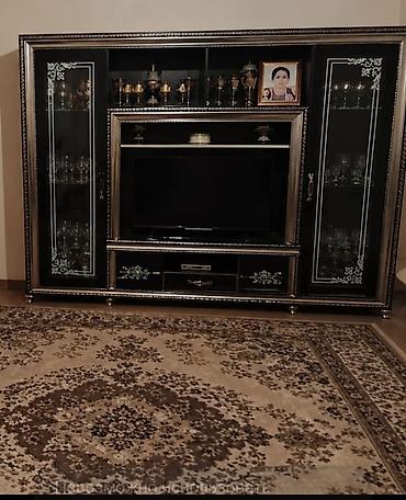 egger laminat: Klassik üslubda qonaq otağı üçün TV stendi və vitrindən ibarət divar — 1