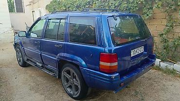 Jeep: Jeep Grand Cherokee (ZJ) – mavi rəngli, 5 qapılı SUV - Mühərrik: V8 — 7