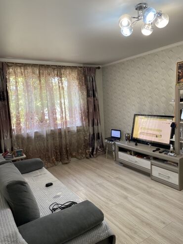 срочно продаётся 1 комнатная квартира в районе ошского рынка: 1 бөлмө, 32 кв. м, Жеке план, 1 кабат, Евроремонт