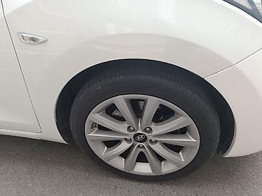 opel duman: Hyundai i30 hatchback – ağ rəng, şəhər üçün ideal kompakt model — 1