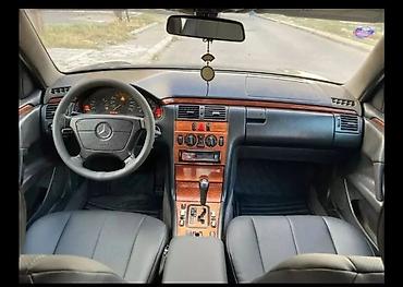 Mercedes-Benz E-Class (W210) sedan - Kuzov: 4 qapılı sedan, qara rəng