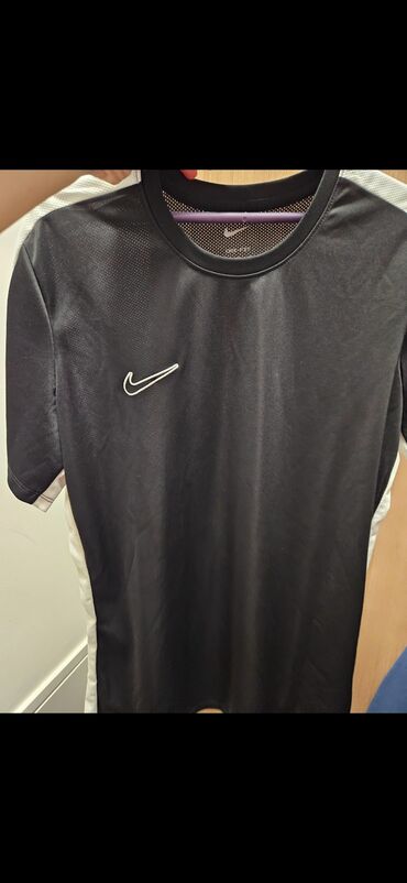 kupaci push up: Nike muska majica za trening pise xl ali najviše odgovara za L