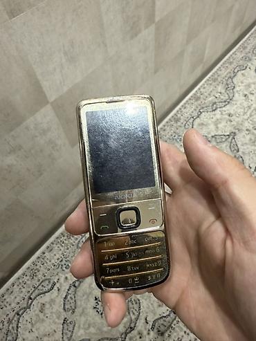 Кнопочный телефон Nokia 6700 в золотистом корпусе