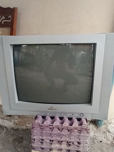 golder телевизор: Klassik CRT televizor – gümüşü korpus - Ekran: təxminən 29–32"