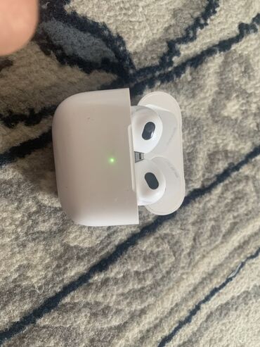 Наушники: Беспроводные наушники Apple AirPods 2-го поколения в белом зарядном
