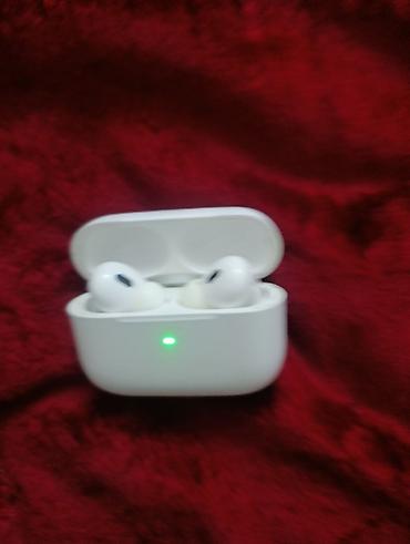 наушники apple airpods 1: Беспроводные наушники-вкладыши с зарядным кейсом (белые) - — 3