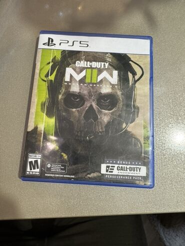 soyuducu isdenmis: PlayStation 5 üçün Call of Duty: Modern Warfare II oyun diski. Bu