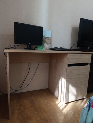 удобный компьютерный стол: Компьютердик үстөлү, Бурчтуу