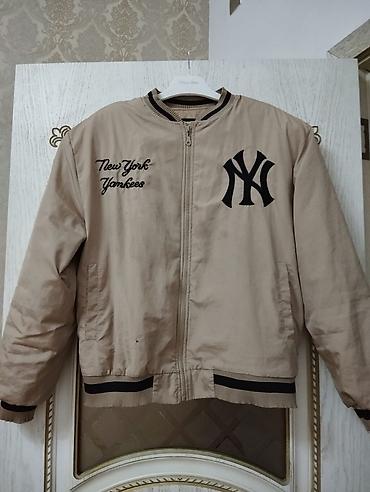 idman sortiki: New York Yankees bomber gödəkçə - Rəng: bej - Üz hissədə “New York — 1