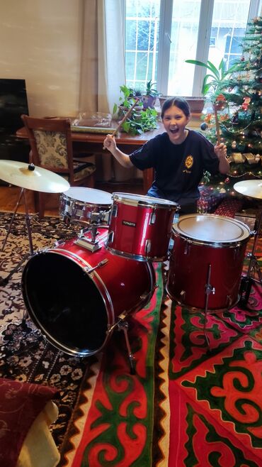 Барабаны: Drum Kit. 6 drums, symbol, high hat, seat, and drum sticks. Great