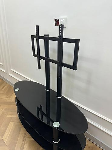 televizor alti alcıpan: TV stendi və asqı sistemi - Material: qara temperli şüşə rəflər (3 — 7