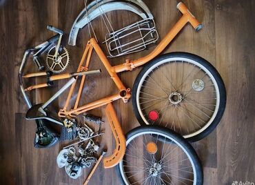 bmx рама: Набор деталей от велосипеда. Включает в себя раму оранжевого цвета