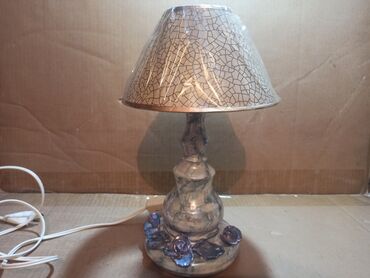 Lighting & Fittings: Stona lampa sa abažurom. Visina 32cm