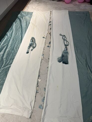 прикроватные тумбочки на колесах: Комплект штор с декоративными подхватами Состав комплекта: - 2