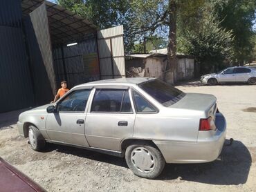 домкраты на авто: Седан Daewoo Nexia серебристого цвета, об 1.5 г 2008 мотор надо