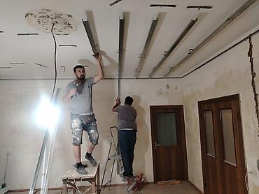 alcıpan fiqurları: Alçıpan tavan və işıqlandırma sistemi quraşdırılması - İki- və — 3