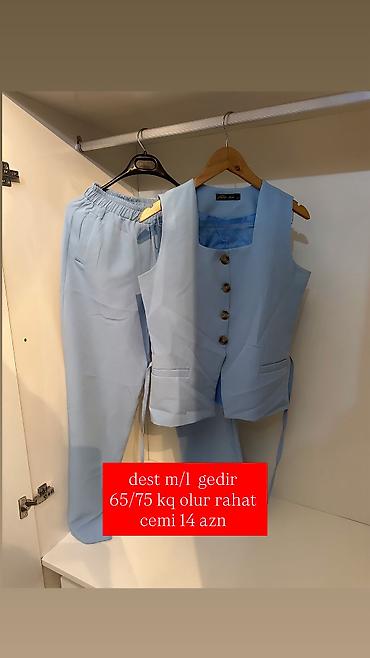 Dəstlər, kostyumlar: İşıqlı mavi qadın dəsti: - 2 parça: düyməli jilet və şalvar - Şalvar — 1