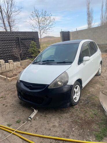 диск на сапок: Автомобиль Honda Fit с кузовом хэтчбек, окрашенный в белый цвет. Крыша