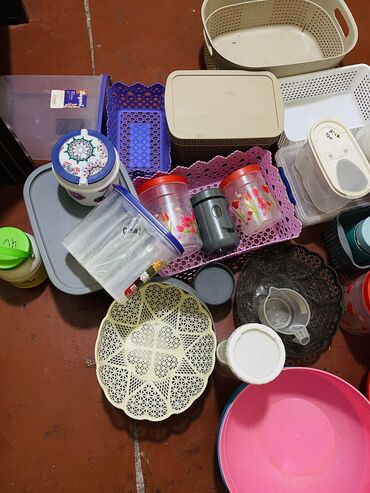 посуда столовая: Пластиковые коробки, стеклянная кружка, стеклянные коробки