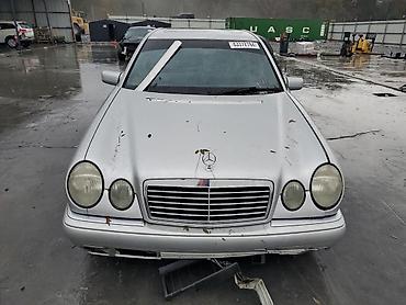 Mercedes-Benz: Mercedes-Benz E-Class: 2 l | 1997 il Sedan — 2