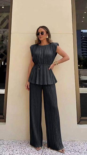 lil solid set: Ženski plisirani komplet – top bez rukava i široke pantalone 2800 din — 4