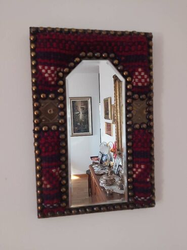 Ogledala: Zidno ogledalo, uspomena iz Tunisa. Dimenzije ogledala su: visina 30