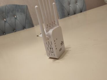 Настольные ПК и рабочие станции: Ağ rəngdə WiFi gücləndiricisi. Bu cihaz siqnalı gücləndirmək və Wi-Fi
