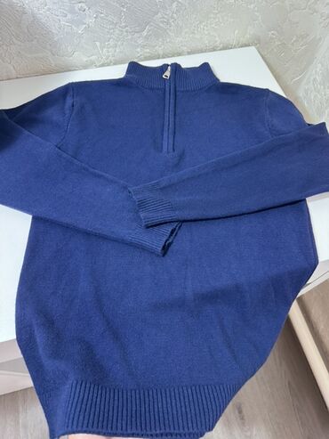 семейные одежды: Свитер синего цвета с воротником на молнии (half-zip). Полузамок