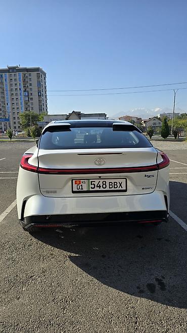 byd e3: Toyota bZ5: 2026 г., Электромобиль, Лифтбек — 3