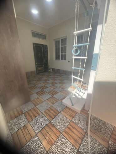 Uzunmüddətli kirayə mənzillər: 4 otag - Zal: Geniş və işıqlı otaq, kristal lüstrlü asma tavan — 25